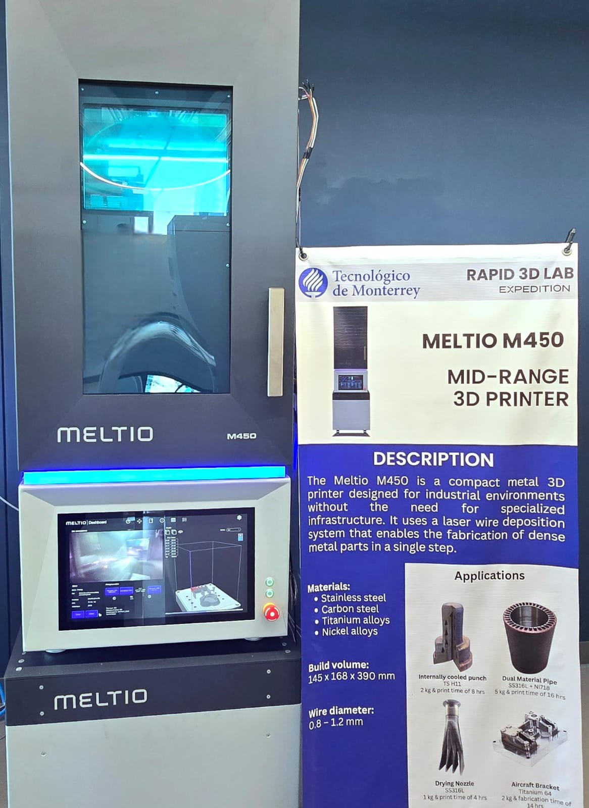 Máquina Meltio con su banner informativo